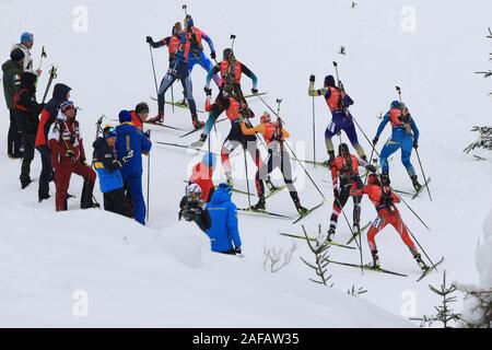 Centro Biathlon, Hochfilzen in Austria. Xiv Dic, 2019. Unione Internazionale Biathlon Coppa del mondo di Hochfilzen, Day 3, donne 4x6km staffetta, la ladiws spingere in salita - Editoriale usare carte di credito: Azione Plus sport/Alamy Live News Foto Stock