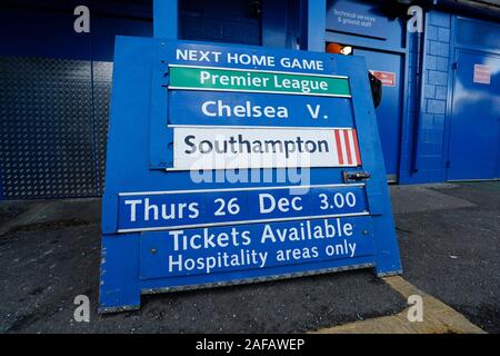 Stamford Bridge, Londra, Regno Unito. Xiv Dic, 2019. English Premier League Football, Chelsea versus AFC Bournemouth; Chelsea board visualizzando accanto home attrezzatura dotata di Chelsea rispetto a Southampton alla vigilia di Natale giovedì 26 dicembre 2019 - rigorosamente solo uso editoriale. Nessun uso non autorizzato di audio, video, dati, calendari, club/campionato loghi o 'live' servizi. Online in corrispondenza uso limitato a 120 immagini, nessun video emulazione. Nessun uso in scommesse, giochi o un singolo giocatore/club/league pubblicazioni Credito: Azione Sport Plus/Alamy Live News Foto Stock