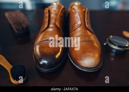 Shoe Repair service concetto, stivali closeup Foto Stock