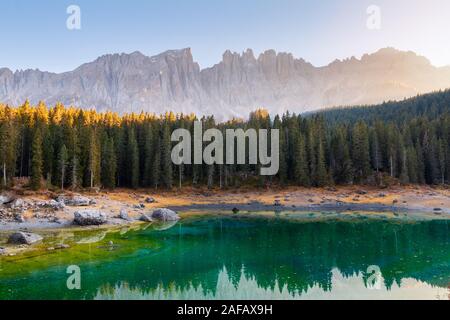 Bellissimo lago di Carezza (Lago di Carezza) in background Latemar nelle Dolomiti, Italia Foto Stock