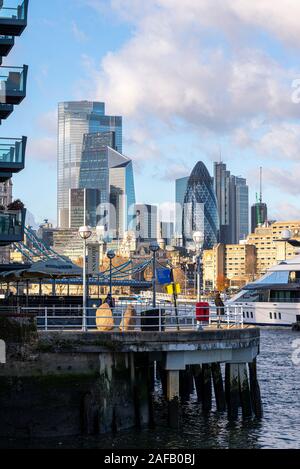 Il quartiere finanziario di Londra grattacieli visto dal Tower Bridge ormeggi. 22 Bishopsgate, il bisturi, Cheesegrater, dal Browns Butlers Wharf Foto Stock