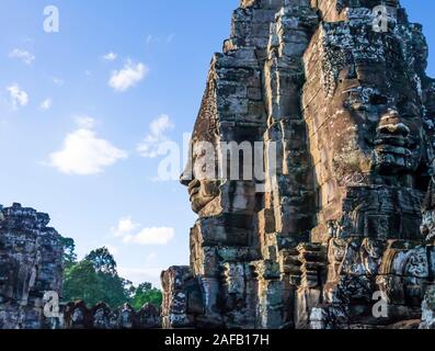 Splendida vista sorridente Buddha in pietra si affaccia al tempio Bayon, Angkor Thom, Siem Reap, Cambogia Foto Stock