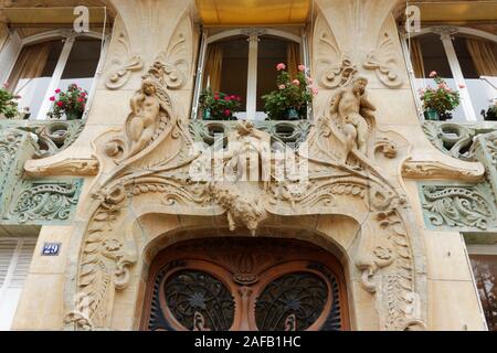 Art Nouveau porta a 29 Avenue Rapp dall architetto Jules Lavirotte (1864-1929), Parigi, Francia Foto Stock