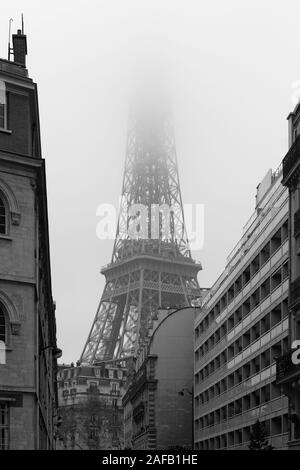 Guardando verso il basso la Rue du Général Camou verso la Torre Eiffel nella nebbia, Parigi, Francia Foto Stock