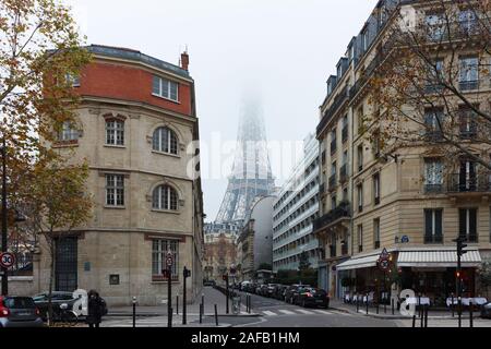 Guardando verso il basso la Rue du Général Camou verso la Torre Eiffel nella nebbia, Parigi, Francia Foto Stock