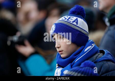 Stamford Bridge, Londra, Regno Unito. Xiv Dic, 2019. English Premier League Football, Chelsea versus AFC Bournemouth; giovani Chelsea orologi ventola il Chelsea giocatori da stand - rigorosamente solo uso editoriale. Nessun uso non autorizzato di audio, video, dati, calendari, club/campionato loghi o 'live' servizi. Online in corrispondenza uso limitato a 120 immagini, nessun video emulazione. Nessun uso in scommesse, giochi o un singolo giocatore/club/league pubblicazioni Credito: Azione Sport Plus/Alamy Live News Foto Stock