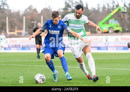 Marvin Wanitzek (KSC) nei duelli con Mergim Mavraj (Fuerth). GES/calcio/Seconda Bundesliga: Karlsruher SC - Greuther Furth, 14.12.2019 Calcetto: seconda lega: Karlsruhe vs Fuerth, Karlsruhe, Dicembre 14, 2019 | Utilizzo di tutto il mondo Foto Stock