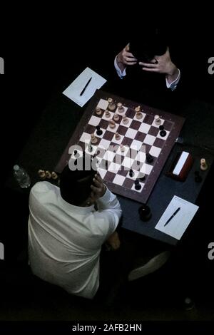 Gerusalemme, Israele. Il 14 dicembre, 2019. WESLEY così (top), 27, DEGLI STATI UNITI D'AMERICA, compete con IAN NEPOMNIACHTCHI (fondo), 29, della Russia, nel Round 2, gioco 1, del tratto finale del mondo di scacchi ciclo di campionato a Gerusalemme il Centro Notre Dame. Otto concorrenti rimangono delle sedici mondo's top grand master che ha iniziato il torneo nella loro lotta per un 800.000 euro di montepremi, due punti il prossimo anno al Torneo dei Candidati e la possibilità di affrontare il Campione del Mondo in carica, Magnus Carlsen, nel 2020 gara di campionato. Il torneo ha un knock out formato con 16 giocatori all'inizio. Per vincere un lettore m Foto Stock