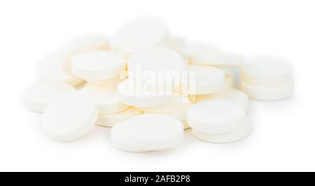 Compresse di vitamina C isolata su sfondo bianco, il fuoco selettivo di close-up shot Foto Stock