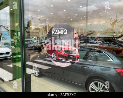 Parigi, Francia - Oct 25, 2019: Ingresso per Skoda auto auto showroom con advertisng per il nuovo SUV Kamiq lancio Foto Stock