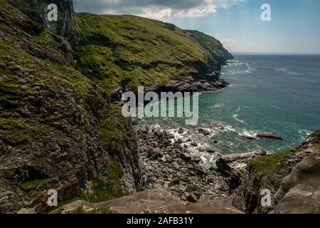 Tintagel Castle rovina nel sud della Cornovaglia legata alla leggenda di Re Artù, National Trust, England, Regno Unito, Gran Bretagna Foto Stock