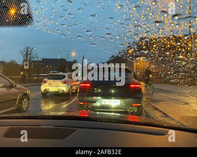 Strasburgo, Francia - 17 OTT 2019: vista attraverso il piovoso il parabrezza di un auto in auto la guida sul viale principale in un freddo giorno di caduta nel centro di Strasburgo Foto Stock