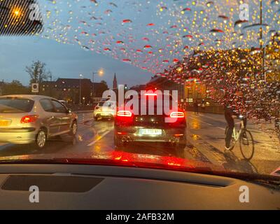 Strasburgo, Francia - 17 OTT 2019: vista attraverso il piovoso il parabrezza di un auto in auto con il potente rosso si ferma sul viale principale in un freddo giorno di caduta nel centro di Strasburgo Foto Stock