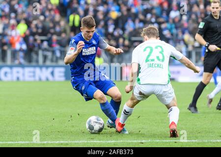 Marvin Wanitzek (KSC) nei duelli con Paolo Jaeckel (Fuerth). GES/calcio/Seconda Bundesliga: Karlsruher SC - Greuther Furth, 14.12.2019 Calcetto: seconda lega: Karlsruhe vs Fuerth, Karlsruhe, Dicembre 14, 2019 | Utilizzo di tutto il mondo Foto Stock