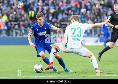 Marvin Wanitzek (KSC) nei duelli con Paolo Jaeckel (Fuerth). GES/calcio/Seconda Bundesliga: Karlsruher SC - Greuther Furth, 14.12.2019 Calcetto: seconda lega: Karlsruhe vs Fuerth, Karlsruhe, Dicembre 14, 2019 | Utilizzo di tutto il mondo Foto Stock