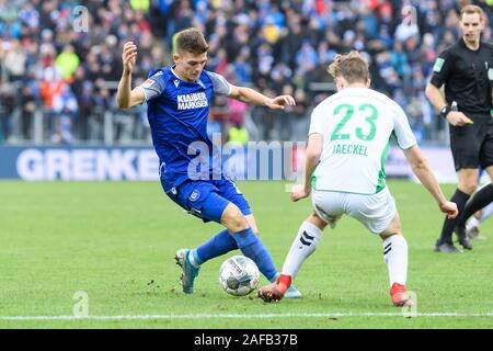 Marvin Wanitzek (KSC) nei duelli con Paolo Jaeckel (Fuerth). GES/calcio/Seconda Bundesliga: Karlsruher SC - Greuther Furth, 14.12.2019 Calcetto: seconda lega: Karlsruhe vs Fuerth, Karlsruhe, Dicembre 14, 2019 | Utilizzo di tutto il mondo Foto Stock