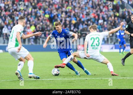 Marvin Wanitzek (KSC) nei duelli con Paolo Jaeckel (Fuerth). GES/calcio/Seconda Bundesliga: Karlsruher SC - Greuther Furth, 14.12.2019 Calcetto: seconda lega: Karlsruhe vs Fuerth, Karlsruhe, Dicembre 14, 2019 | Utilizzo di tutto il mondo Foto Stock