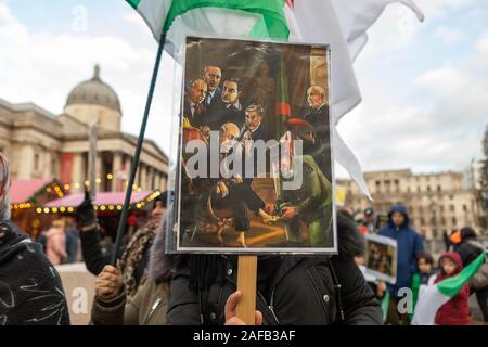 Trafalgar Square, Londra, Regno Unito. Xiv Dic, 2019. I cittadini algerini di protesta contro il Presidente algerino, Abdelmadjid Tebboune. Alcuni sacchi di onda di polvere bianca, destinato a essere la cocaina. Tebboune del figlio, Khaled è stato associato con i presunti criminali praticati nel contrabbando di 700kg di cocaina in Algeria lo scorso anno. Penelope Barritt/Alamy Live News Foto Stock