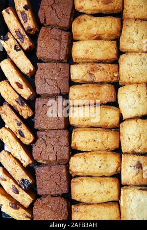 Dolci cotti in un pod. Coffee break Colazione in hotel.Hotel di lusso di deserti ristorante a buffet aperto. La tabella con i deserti, i dolci e la pasticceria Foto Stock