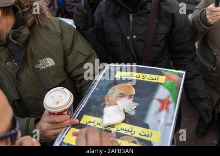 Trafalgar Square, Londra, Regno Unito. Xiv Dic, 2019. I cittadini algerini di protesta contro il Presidente algerino, Abdelmadjid Tebboune. Alcuni sacchi di onda di polvere bianca, destinato a essere la cocaina. Tebboune del figlio, Khaled è stato associato con i presunti criminali praticati nel contrabbando di 700kg di cocaina in Algeria lo scorso anno. Penelope Barritt/Alamy Live News Foto Stock