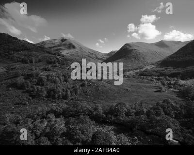 Il picco di Choinnich Sgurr Mor (sinistra) accanto a Ben Nevis in grigio Corries delle Highlands Scozzesi Scotland Regno Unito Foto Stock
