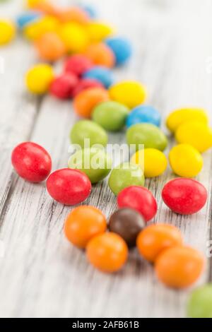 Fresche fatte Cocolate Arachidi Ricoperte su un sfondo vintage (close-up shot) Foto Stock