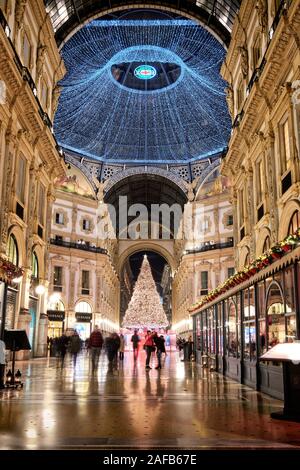 Milano, Italia - 10 dicembre 2019: Moda albero di Natale a Milano Galleria Vittorio Emanuele II shopping mall, Italia Foto Stock