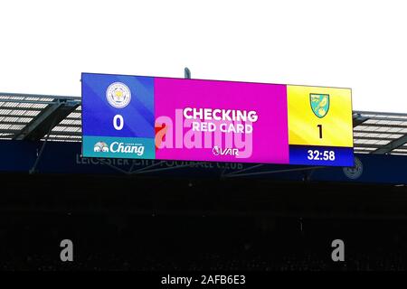 Leicester, Regno Unito. Leicester, Regno Unito. Il 14 dicembre 2019; il re lo stadio di potenza, Leicester, Midlands, Inghilterra; English Premier League Football, Leicester City versus Norwich City; il grande schermo mostra un messaggio per un var controllare su un cartellino rosso per Todd Cantwell di Norwich City - rigorosamente solo uso editoriale. Nessun uso non autorizzato di audio, video, dati, calendari, club/campionato loghi o 'live' servizi. Online in corrispondenza uso limitato a 120 immagini, nessun video emulazione. Credit: Azione Plus immagini di sport/Alamy Live News Foto Stock