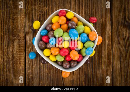 Fresche fatte Cocolate Arachidi Ricoperte su un sfondo vintage (close-up shot) Foto Stock