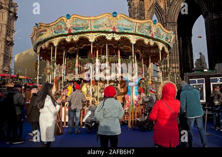 Princes Street, Edimburgo, Scozia, Regno Unito. Xiv Dic, 2019. Christmas Shopper e turisti braved il vento blustery con Pesanti rovesci e occasionali di sole nel centro della città e il Mercatino di Natale in questo secondo sabato scorso prima del grande giorno. Foto Stock