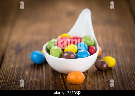 Fresche fatte Cocolate Arachidi Ricoperte su un sfondo vintage (close-up shot) Foto Stock