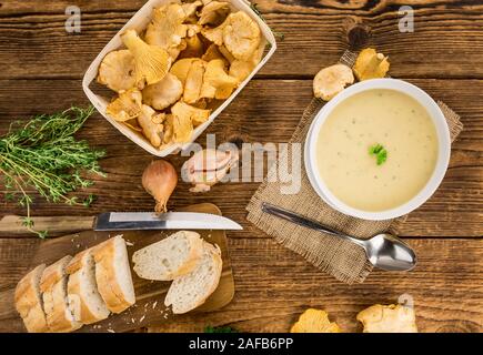 Porzione di fresca zuppa Chanterelle close-up shot; messa a fuoco selettiva Foto Stock