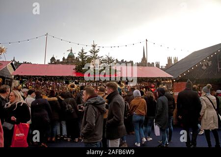 Princes Street, Edimburgo, Scozia, Regno Unito. Xiv Dic, 2019. Christmas Shopper e turisti braved il vento blustery con Pesanti rovesci e occasionali di sole nel centro della città e il Mercatino di Natale in questo secondo sabato scorso prima del grande giorno. Foto Stock