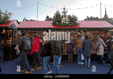 Princes Street, Edimburgo, Scozia, Regno Unito. Xiv Dic, 2019. Christmas Shopper e turisti braved il vento blustery con Pesanti rovesci e occasionali di sole nel centro della città e il Mercatino di Natale in questo secondo sabato scorso prima del grande giorno. Foto Stock