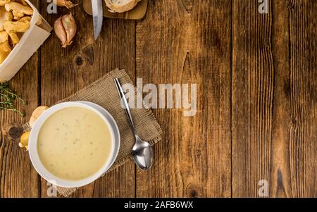 Fatta fresca zuppa Chanterelle su un sfondo vintage come dettagliato di close-up shot Foto Stock