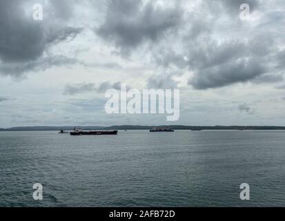 Panama - 11/6/19: la vista da una nave da crociera delle navi in attesa di transito del canale come è di lasciare il canale di Panama. Foto Stock