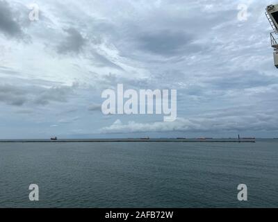 Panama - 11/6/19: la vista da una nave da crociera del rock come barriera è di lasciare il canale di Panama. Foto Stock