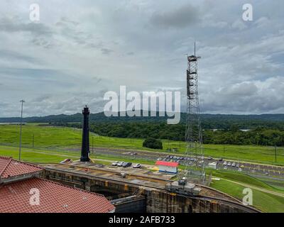 Panama - 11/6/19: una vista della foresta pluviale, faro e torre di avvistamento da una nave da crociera in Canale di Panama. Foto Stock