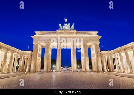 La Porta di Brandeburgo a Berlino, in Germania al crepuscolo. Foto Stock