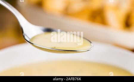 Chanterelle zuppa come dettagliato alta close-up shot su un vintage tavolo in legno; il fuoco selettivo Foto Stock