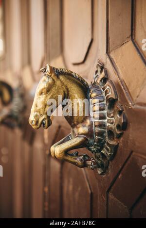 Un vecchio masaneta nella forma di una testa di cavallo. Foto Stock