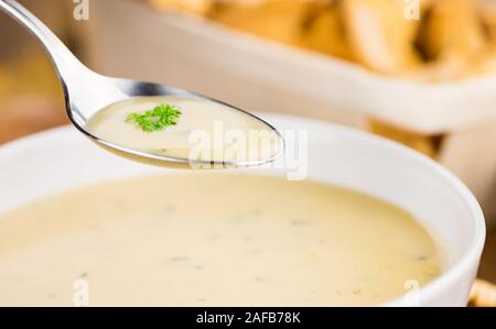 Porzione di fresca zuppa Chanterelle close-up shot; messa a fuoco selettiva Foto Stock