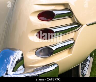 PLYMOUTH, MI/USA - Luglio 28, 2019: primo piano di un 1954 Hudson Italia 'scarichi fanale di coda' sul display al Concours d'eleganza d'America car show a Th Foto Stock