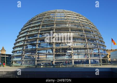 Reichstagskuppel und Dachterasse, il palazzo del Reichstag di Berlino, Architekt Sir Norman Foster, Berlino, Deutschland, Europa Foto Stock