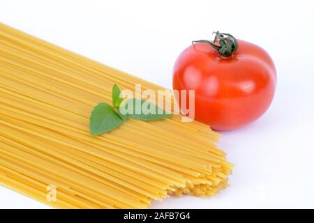 Italienische pasta Spaghettini, lo spagetti, Teigwaren , Nudeln, pomodori, Basilikum Foto Stock