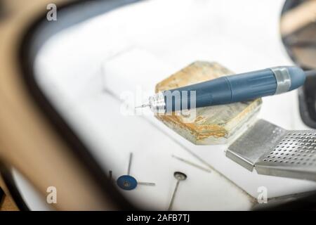 Dental bur nella scatola di protezione presso il laboratorio Foto Stock