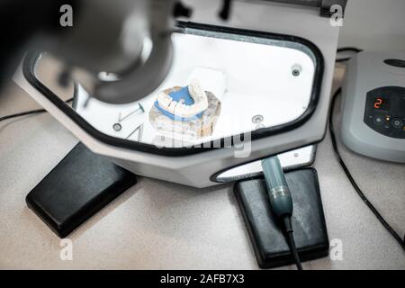 Ganascia artificiale per impianti modellazione nella scatola di protezione presso il laboratorio Foto Stock