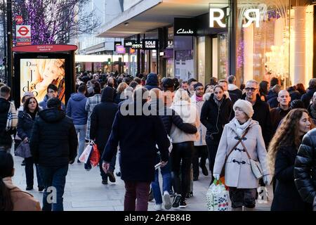 Oxford Street, Londra, Regno Unito. Xiv Dic, 2019. Christmas Shopper riempire il West End di Londra. Credito: Matteo Chattle/Alamy Live News Foto Stock
