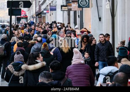 Regent Street, Londra, Regno Unito. Xiv Dic, 2019. Christmas Shopper riempire il West End di Londra. Credito: Matteo Chattle/Alamy Live News Foto Stock