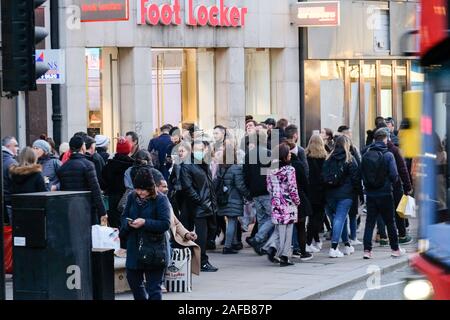 Oxford Street, Londra, Regno Unito. Xiv Dic, 2019. Christmas Shopper riempire il West End di Londra. Credito: Matteo Chattle/Alamy Live News Foto Stock